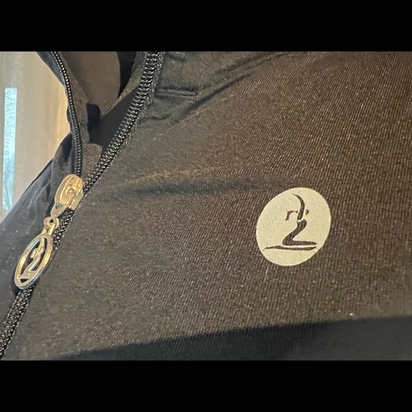 Black stretchy workout zip-up jacket - Picture 4 of 4